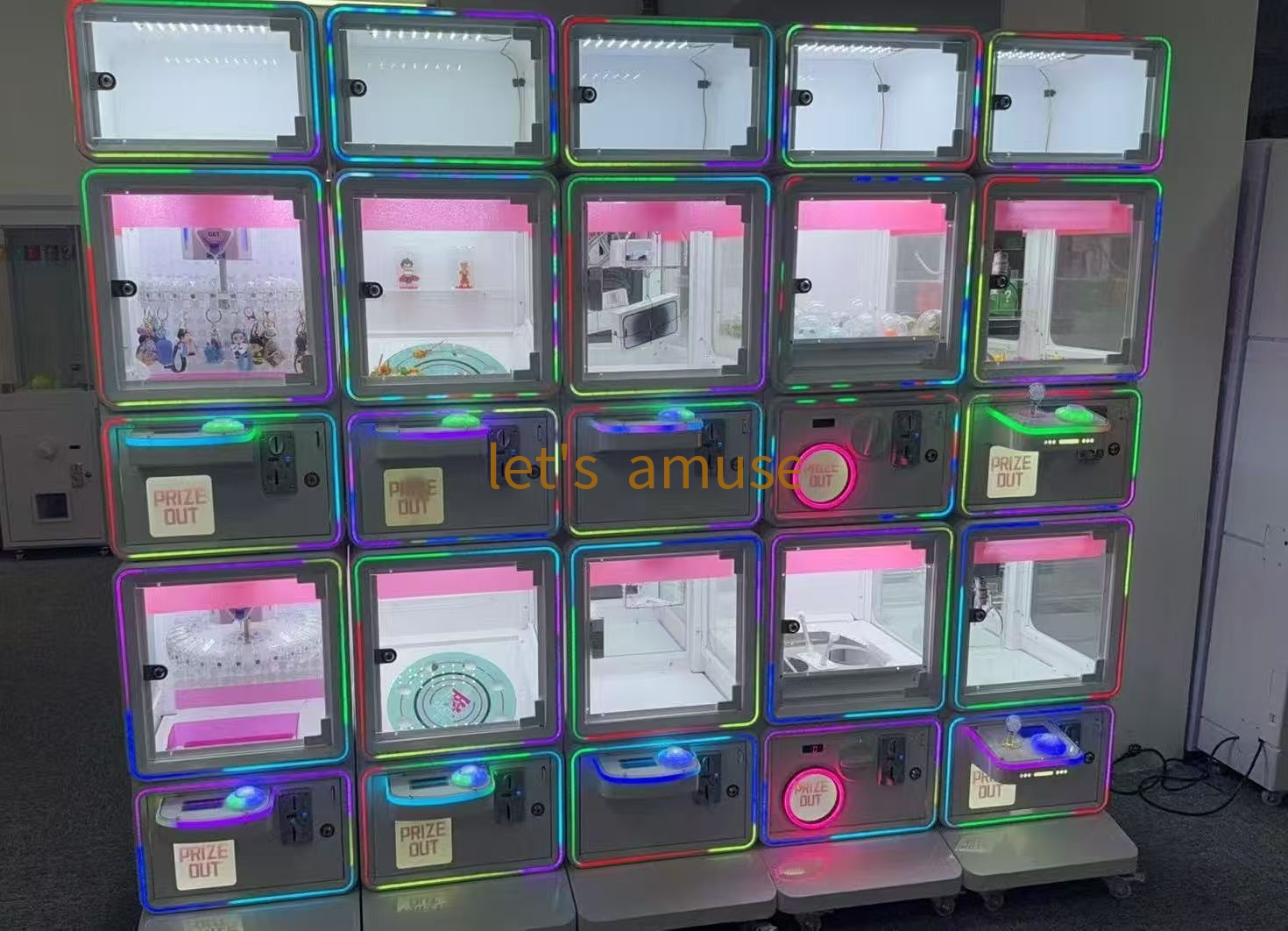 Multiple assembly and mix-and-match options modular design claw clip gacha gift out and a removable display cabinet with a base